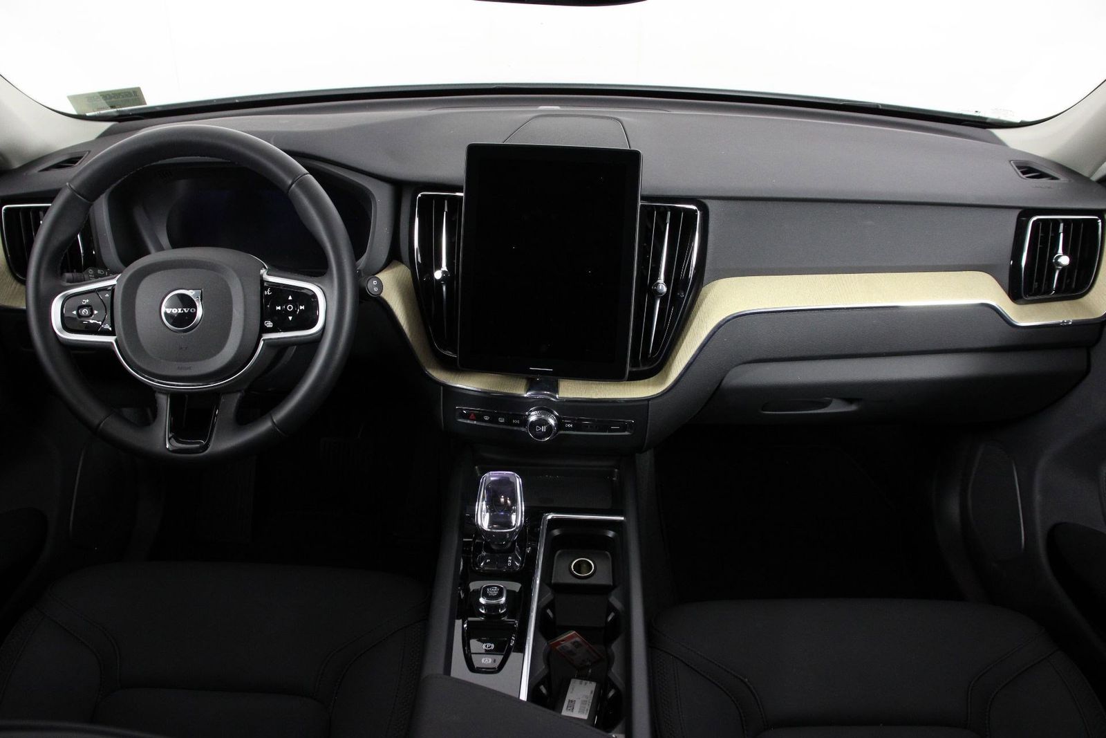 2026 Volvo XC60 B5 Plus photo 6
