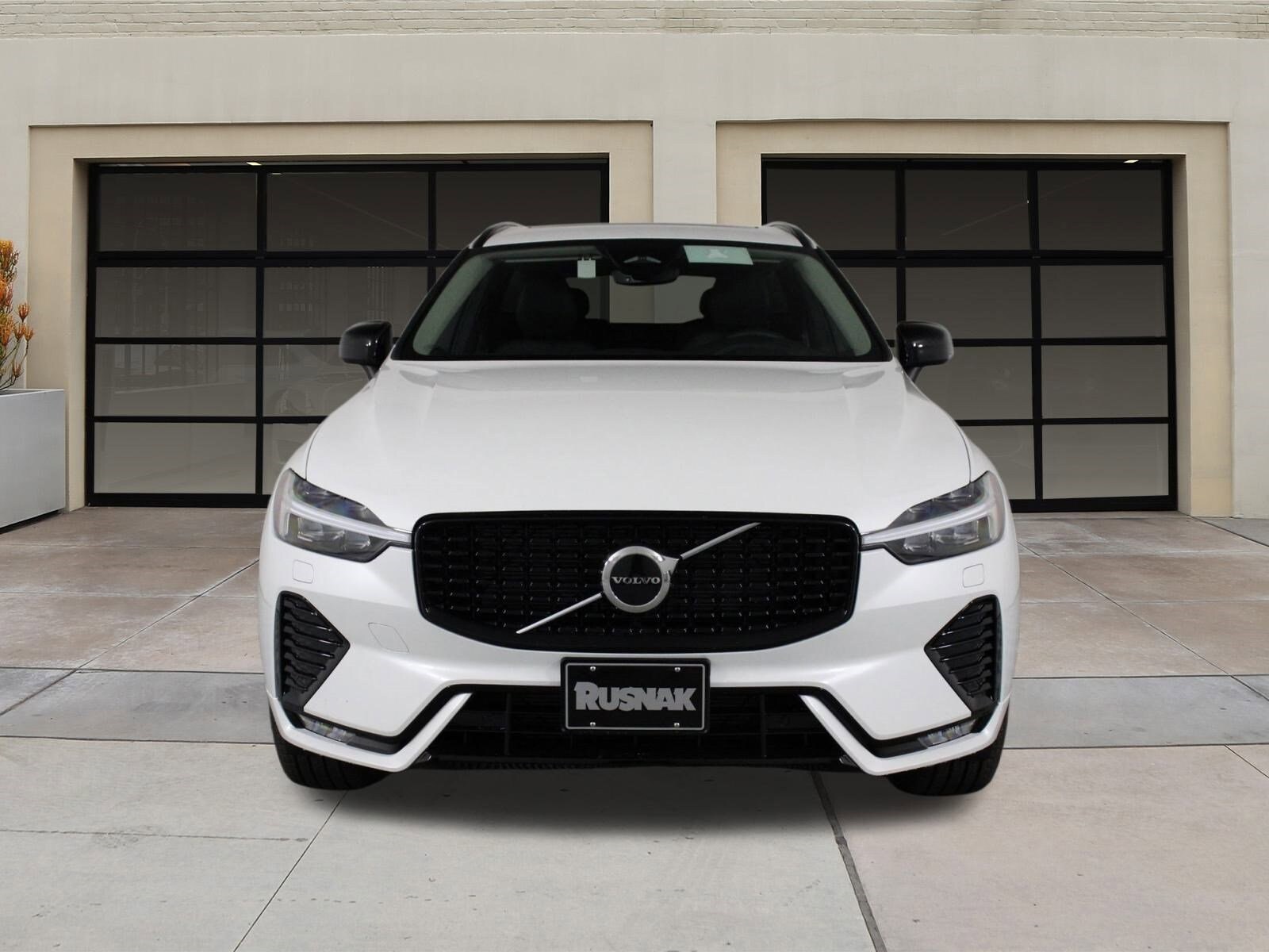 2025 Volvo XC60 B5 Core photo 2