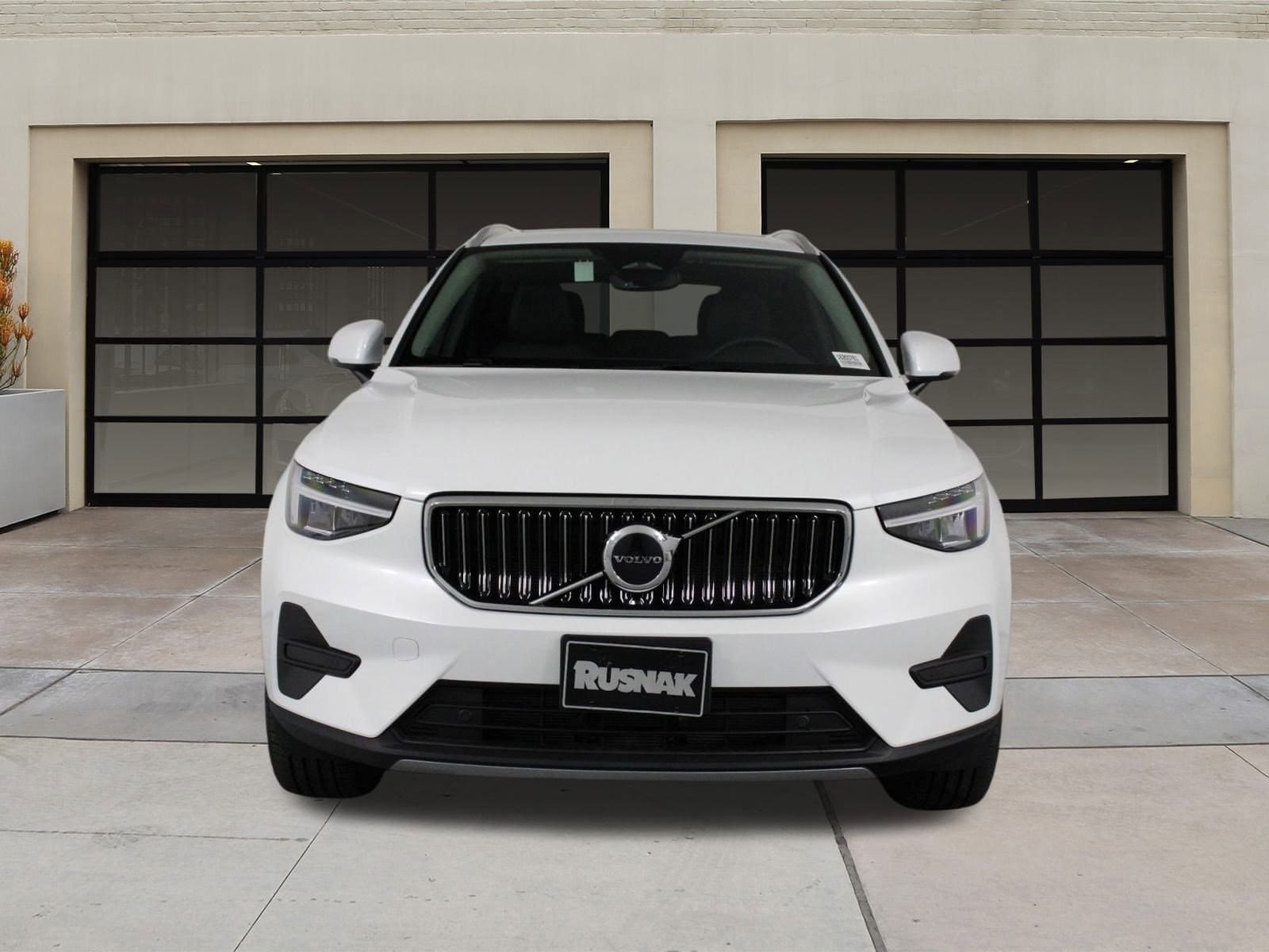 2025 Volvo XC40 Core photo 2