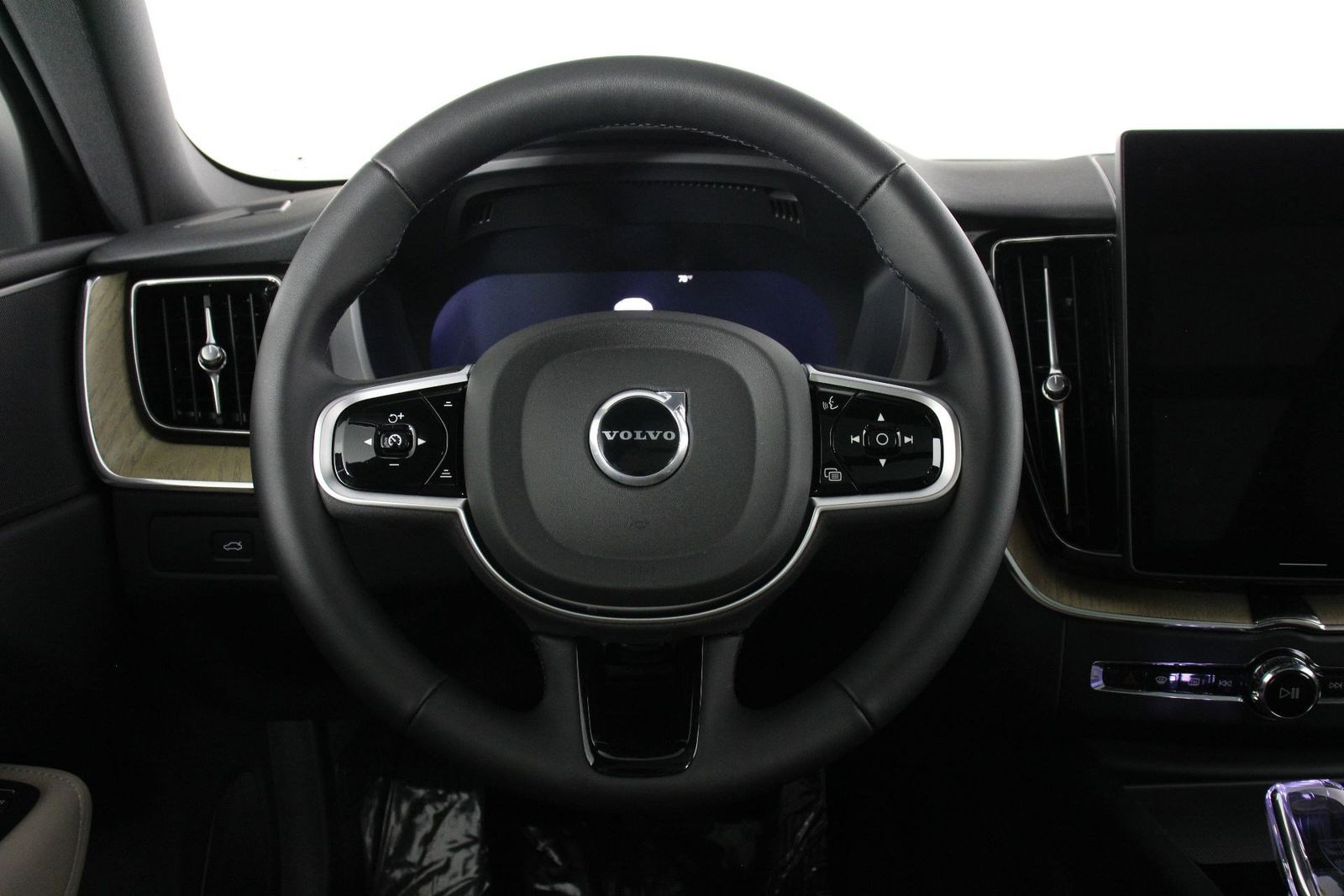 2026 Volvo XC60 B5 Plus photo 3