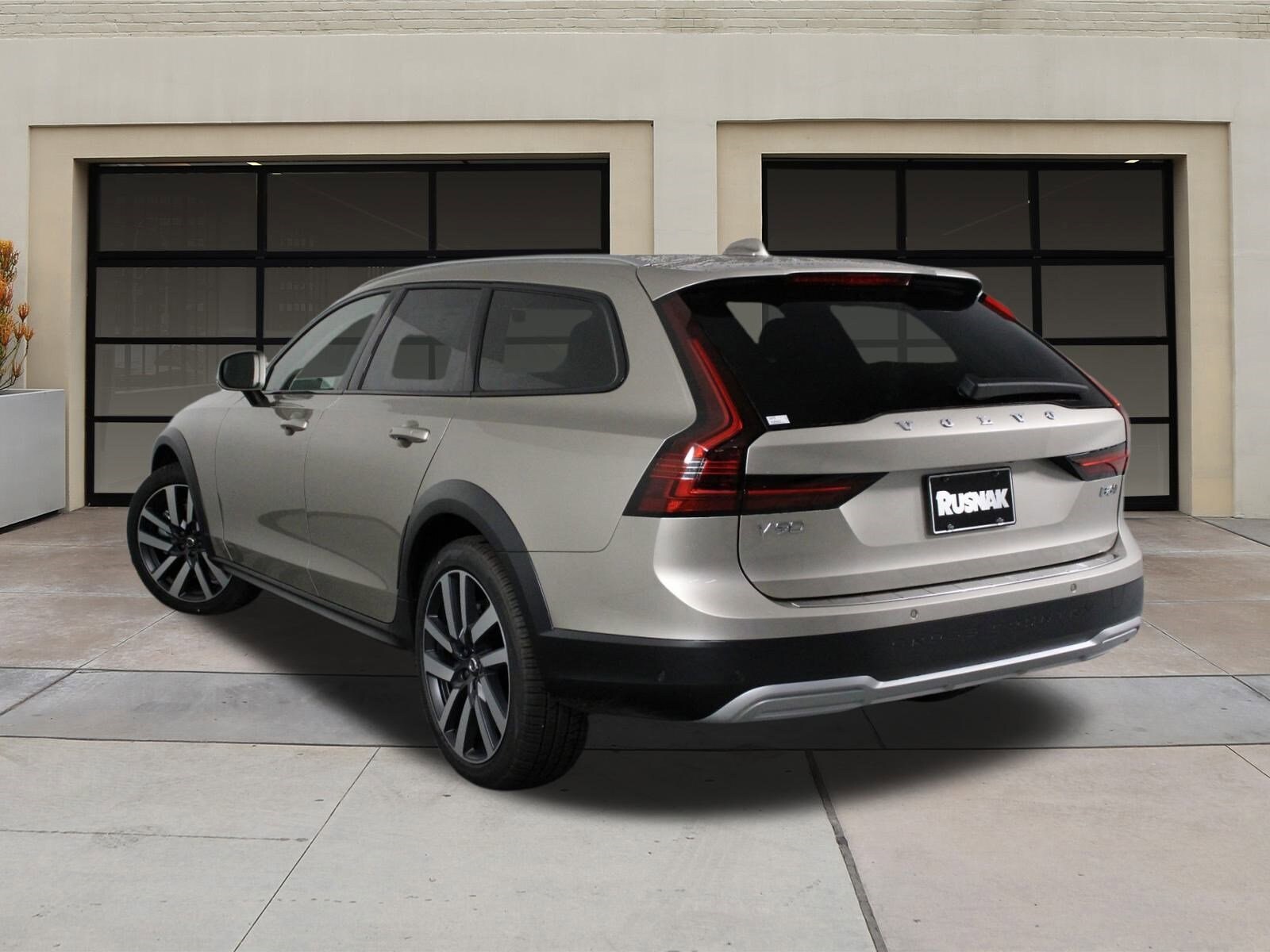 2025 Volvo V90 Cross Country B6 photo 3