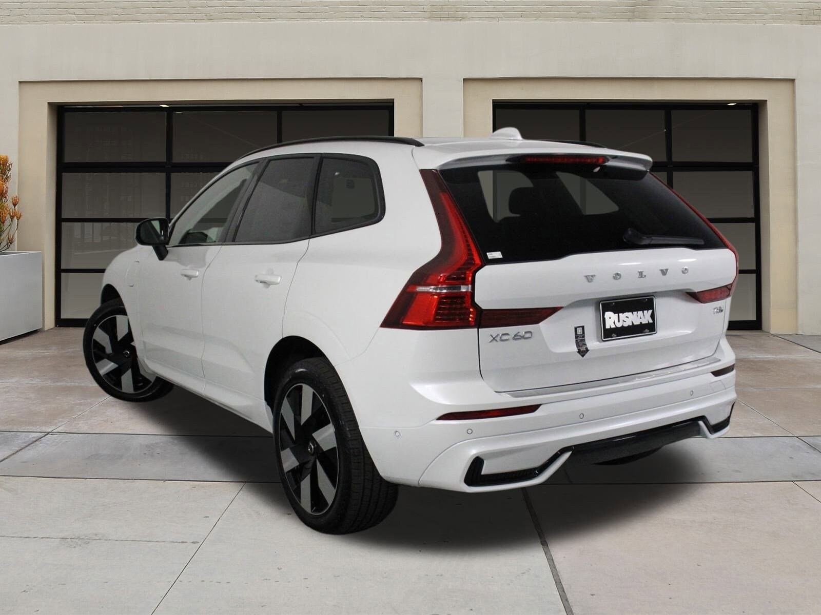 2025 Volvo XC60 T8 Plus photo 3