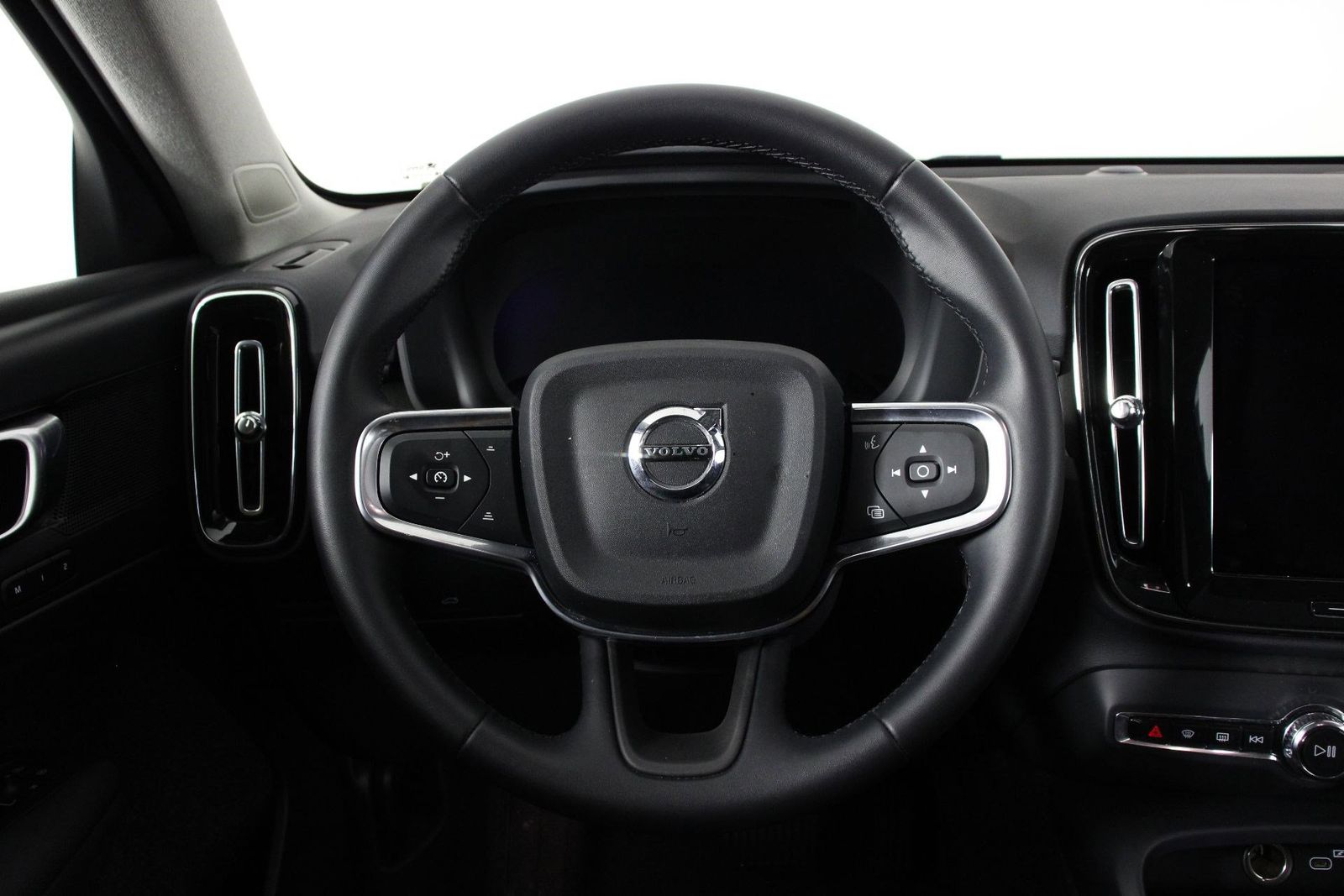 2025 Volvo XC40 B5 Plus Bright Theme photo 3