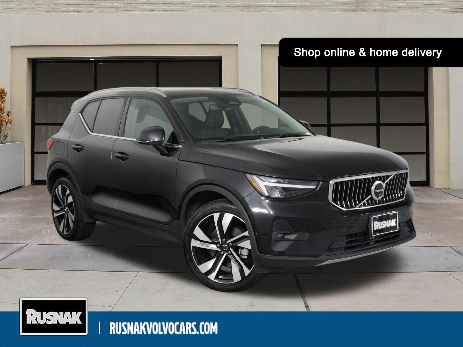 2025 Volvo XC40 B5 Plus Bright Theme photo 1