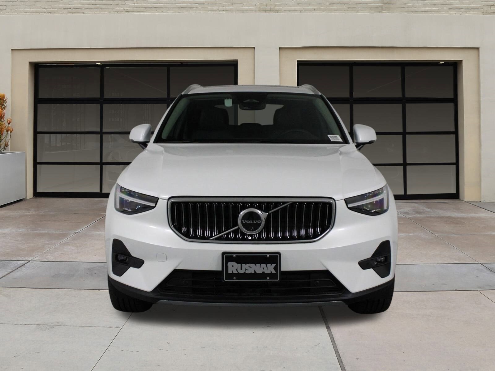 2025 Volvo XC40 Plus photo 2