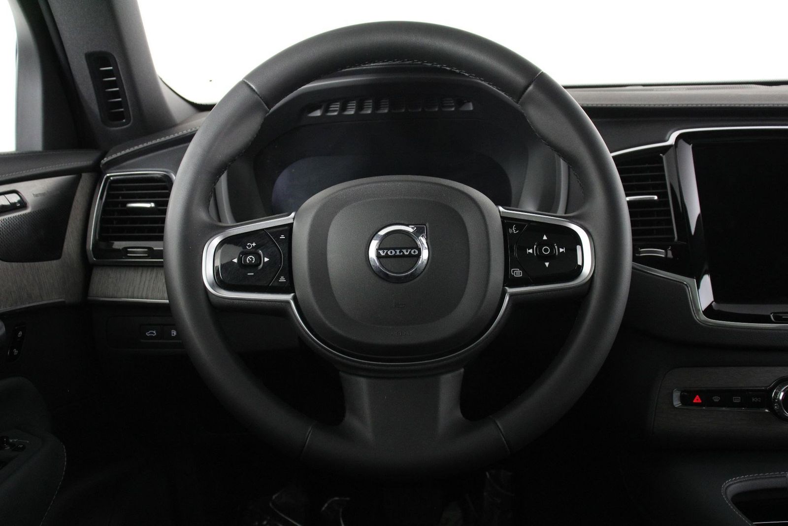 2023 Volvo XC90 Recharge Plug-In Hybrid Ultimate photo 3