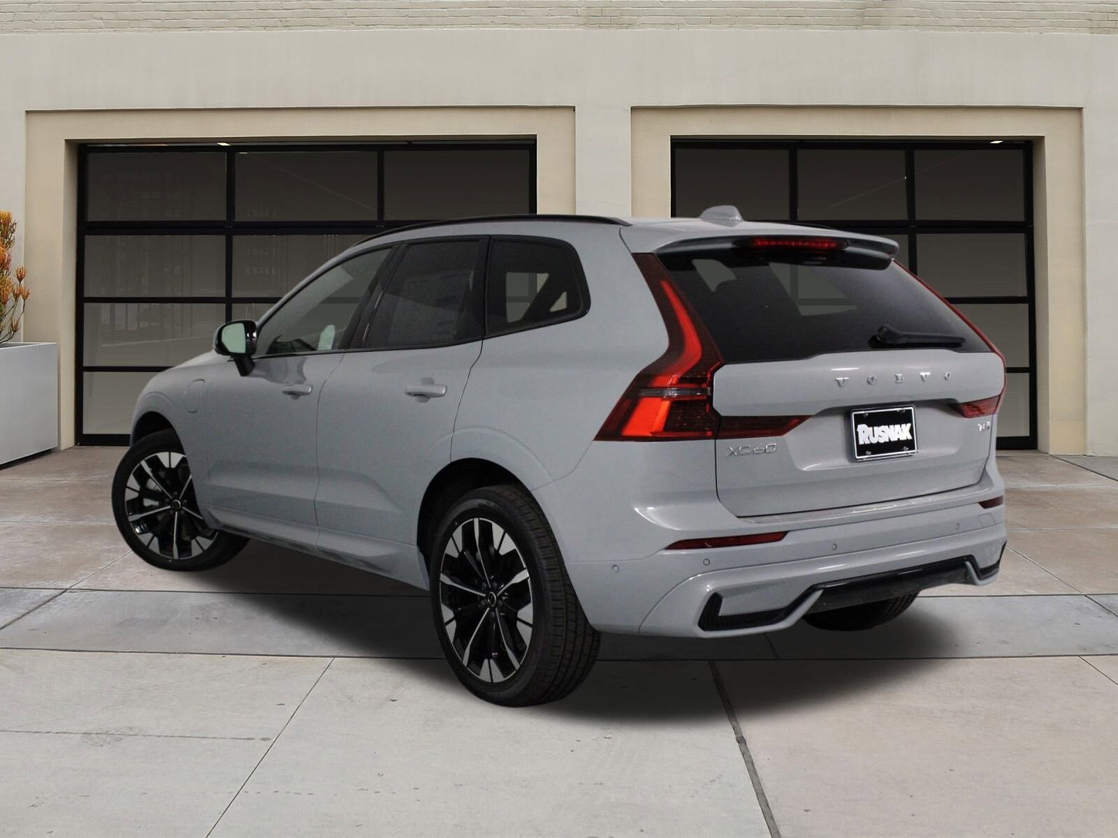 2026 Volvo XC60 T8 Plus photo 2