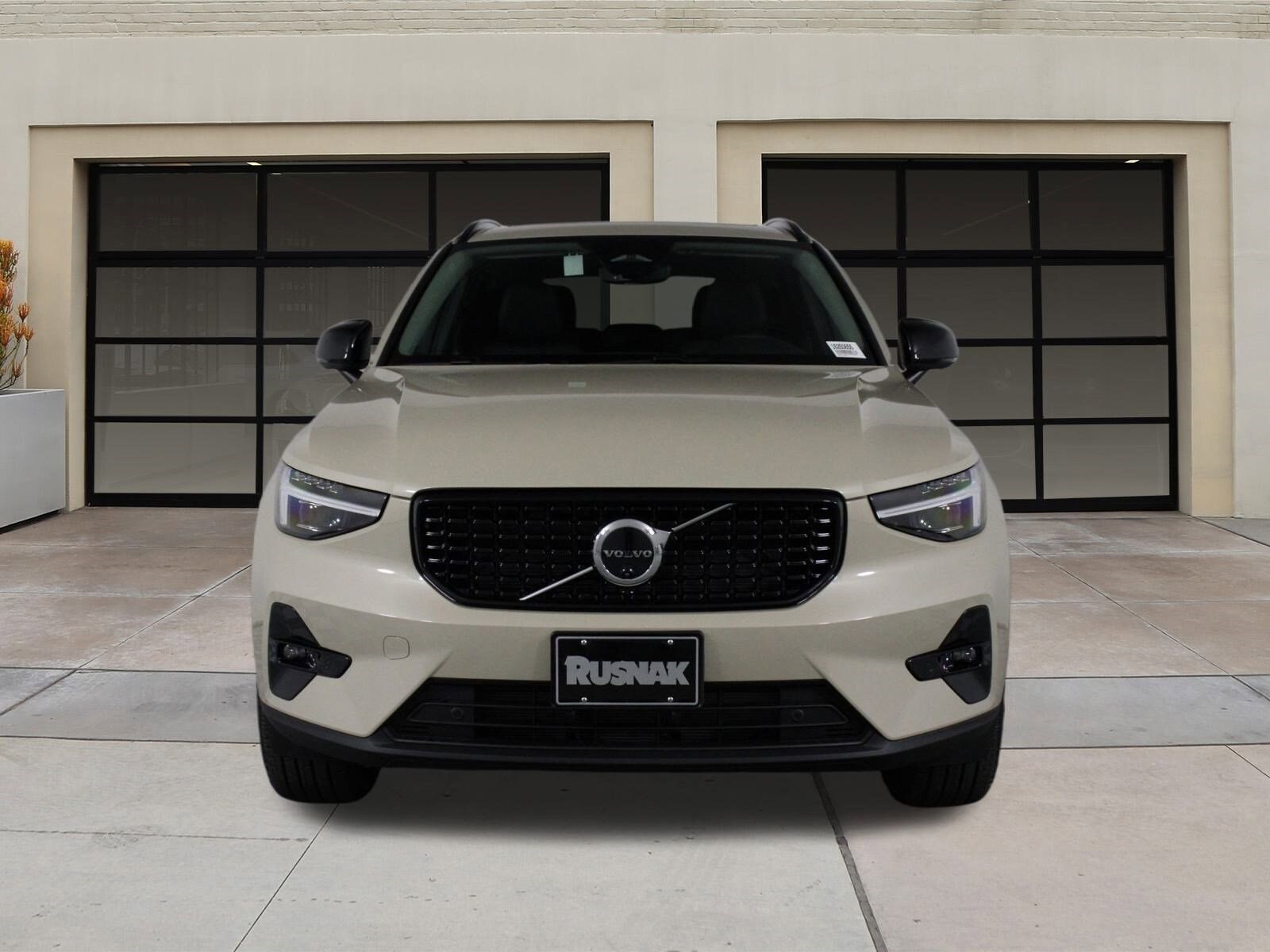 2025 Volvo XC40 photo 2