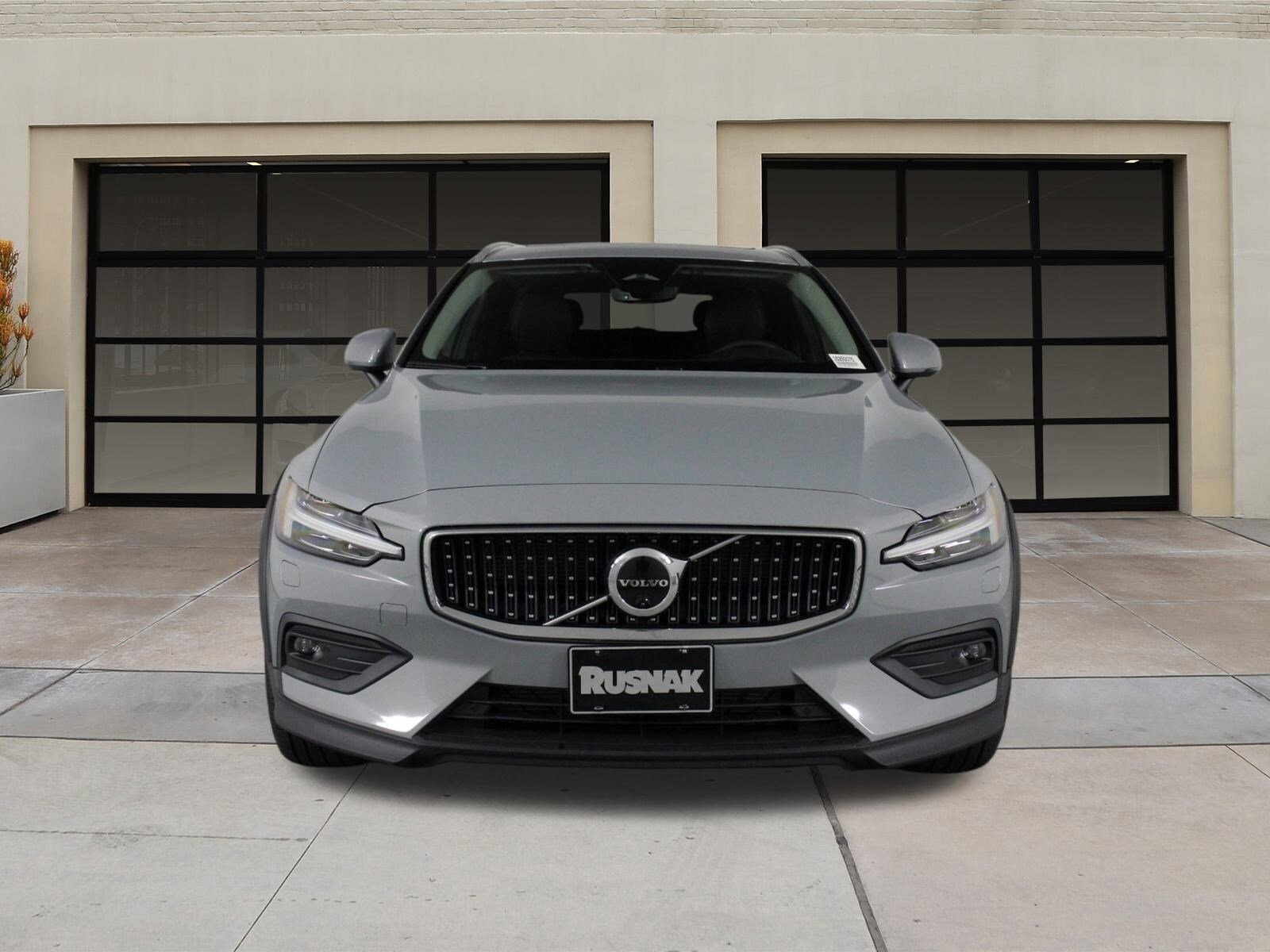 2026 Volvo V60 Cross Country B5 photo 2