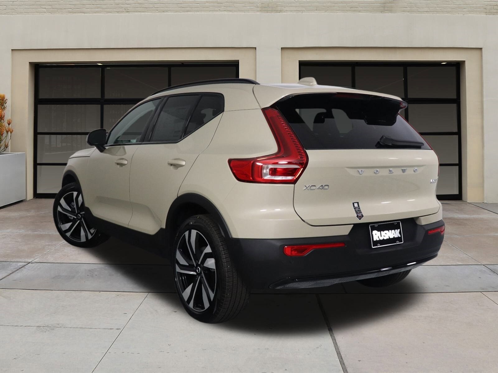 2025 Volvo XC40 Plus photo 3