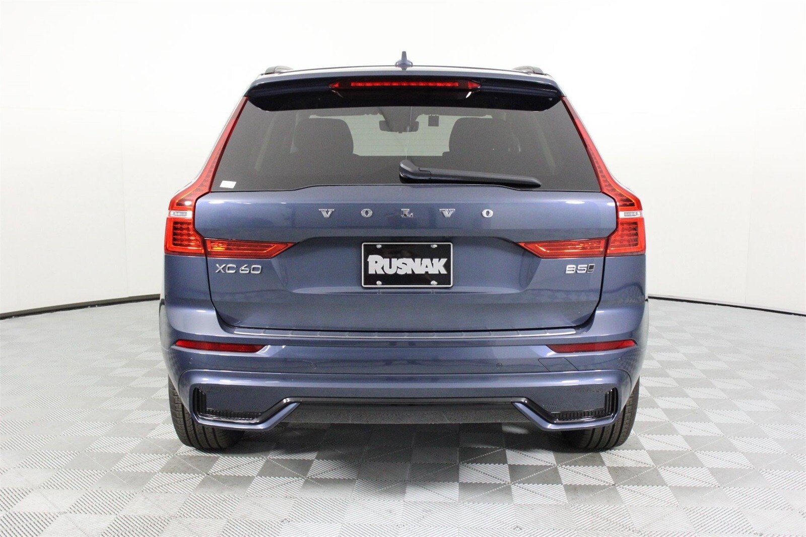 2025 Volvo XC60 B5 Core photo 4