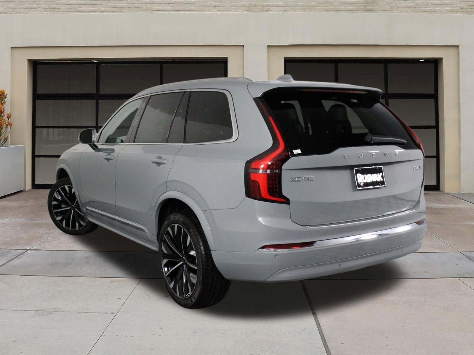2025 Volvo XC90 Core photo 3