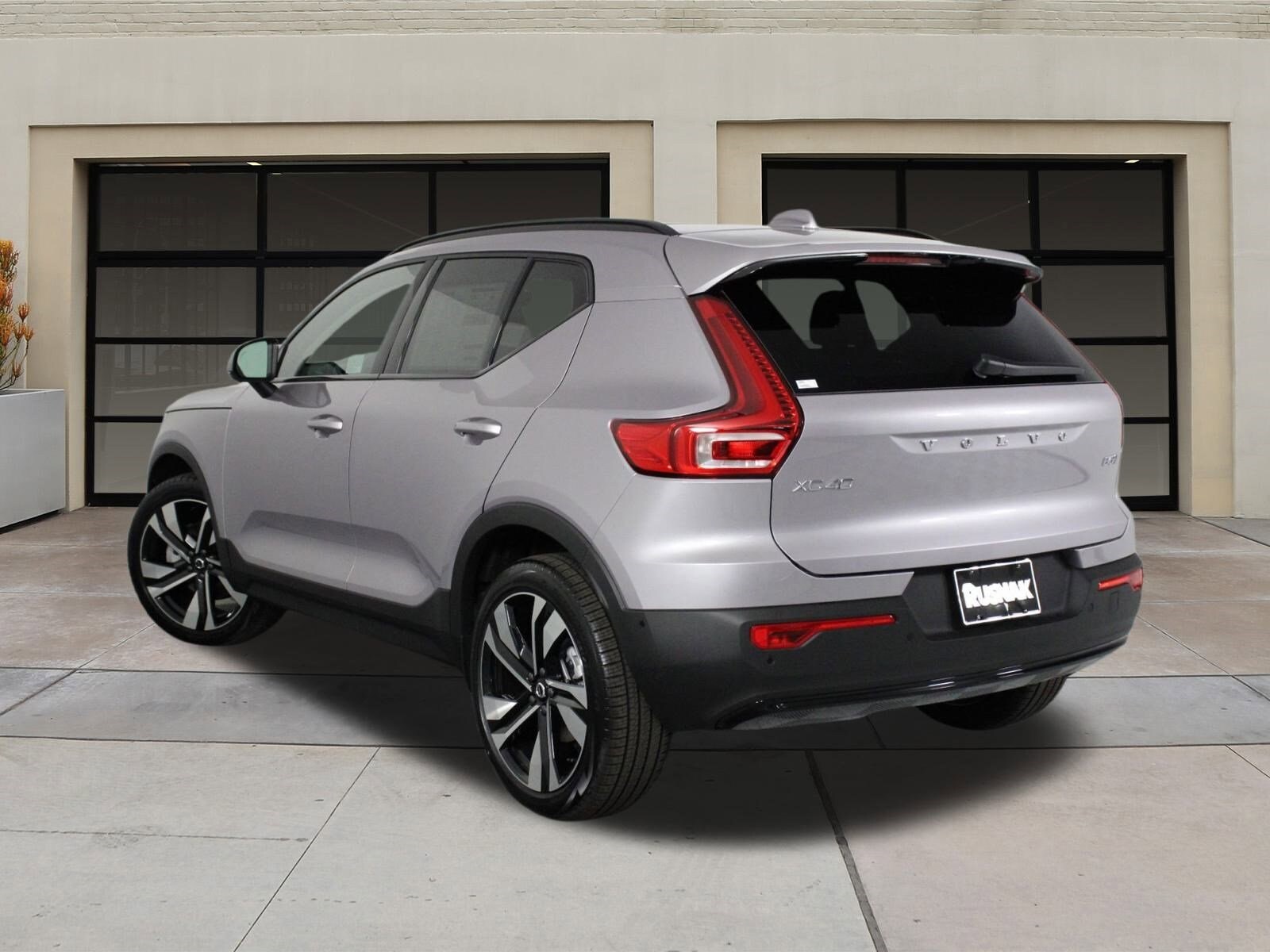 2026 Volvo XC40 photo 2
