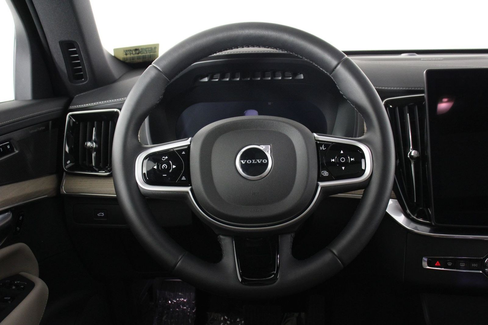 2026 Volvo XC90 Plus - Photo 8