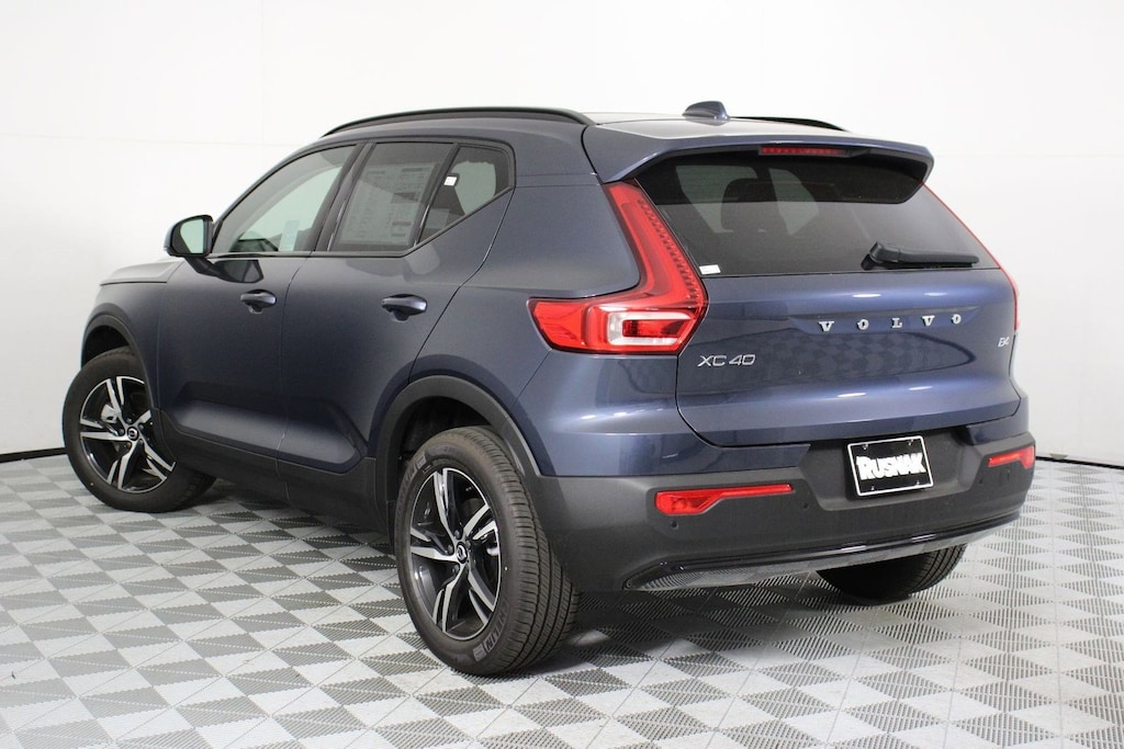 New 2026 Volvo XC40 B4 Core SUV