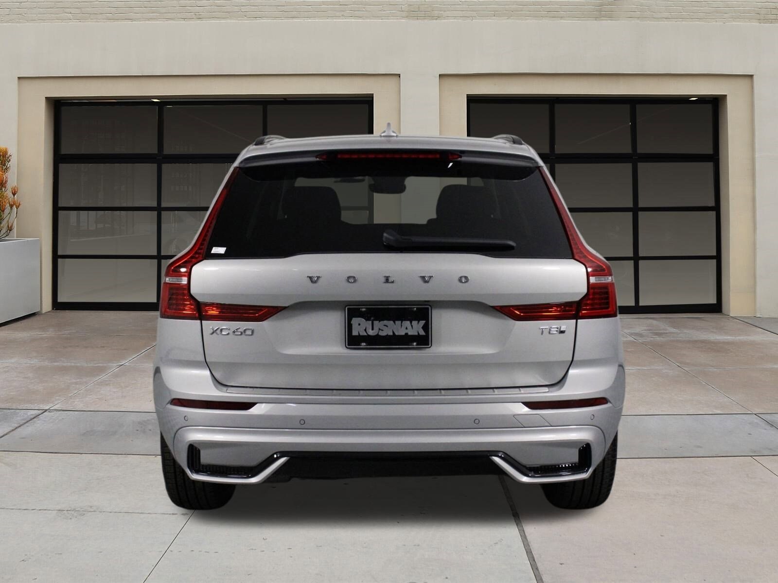 2025 Volvo XC60 T8 Core photo 4