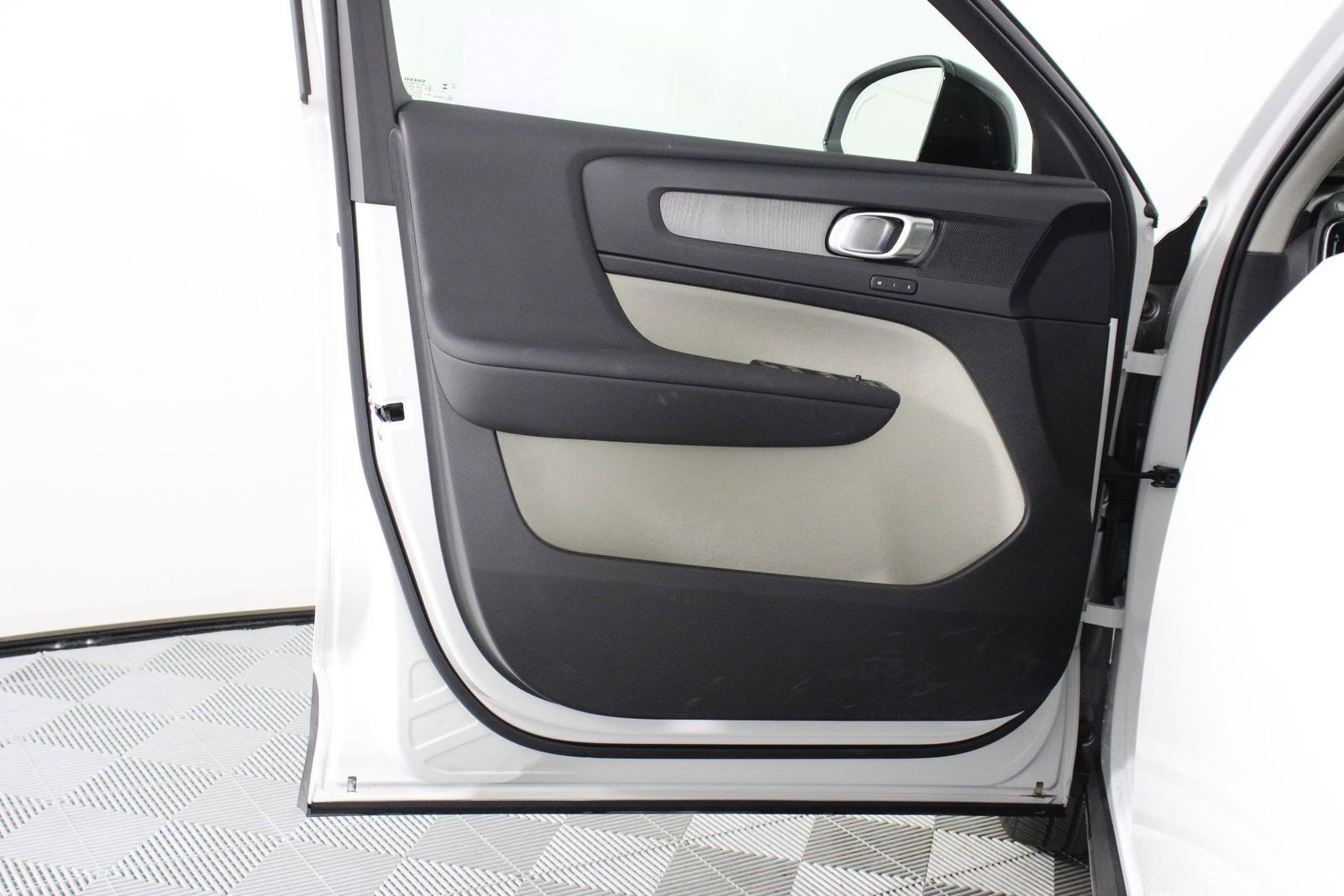 2026 Volvo XC40 Plus - Photo 17