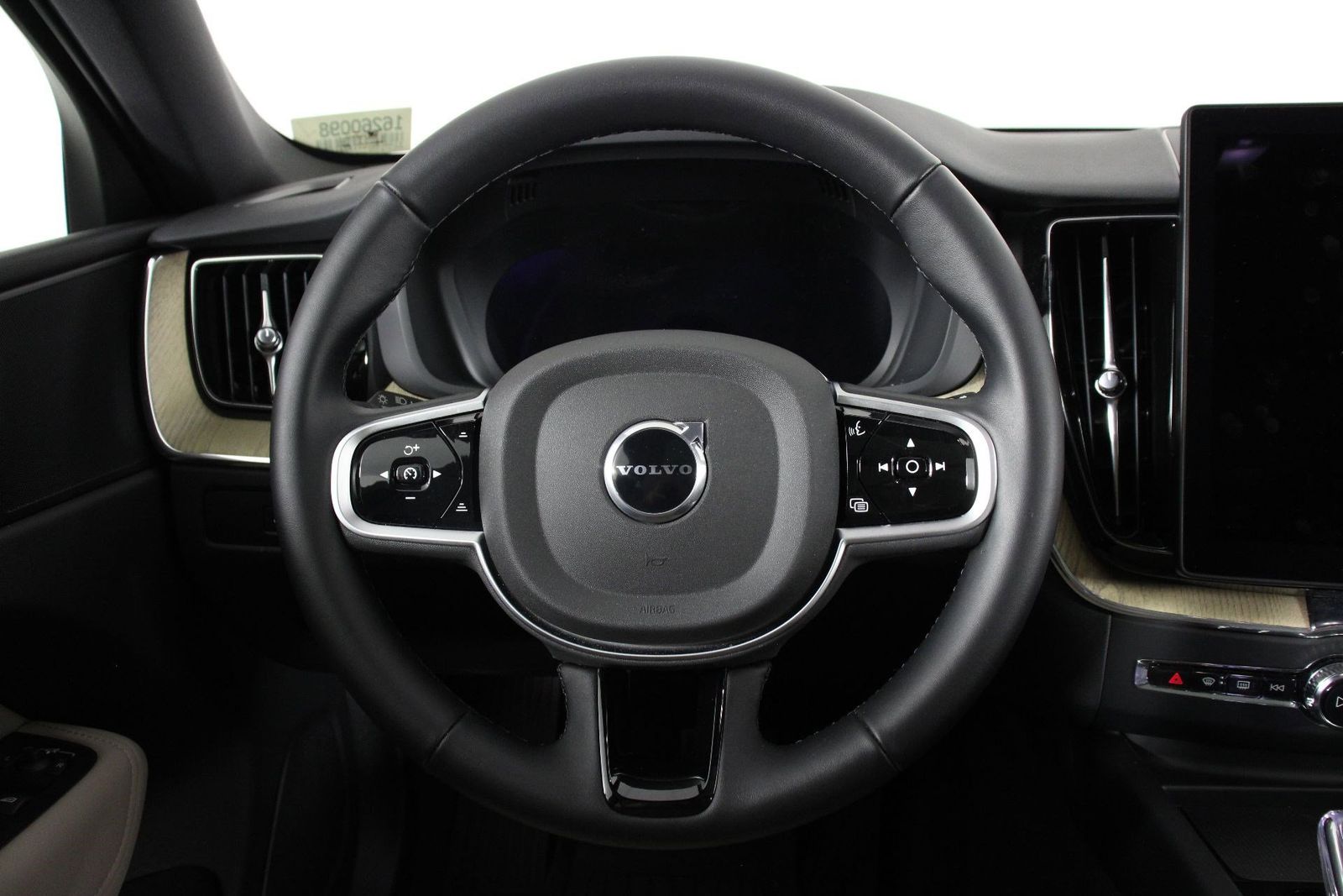 2026 Volvo XC60 B5 Plus photo 3