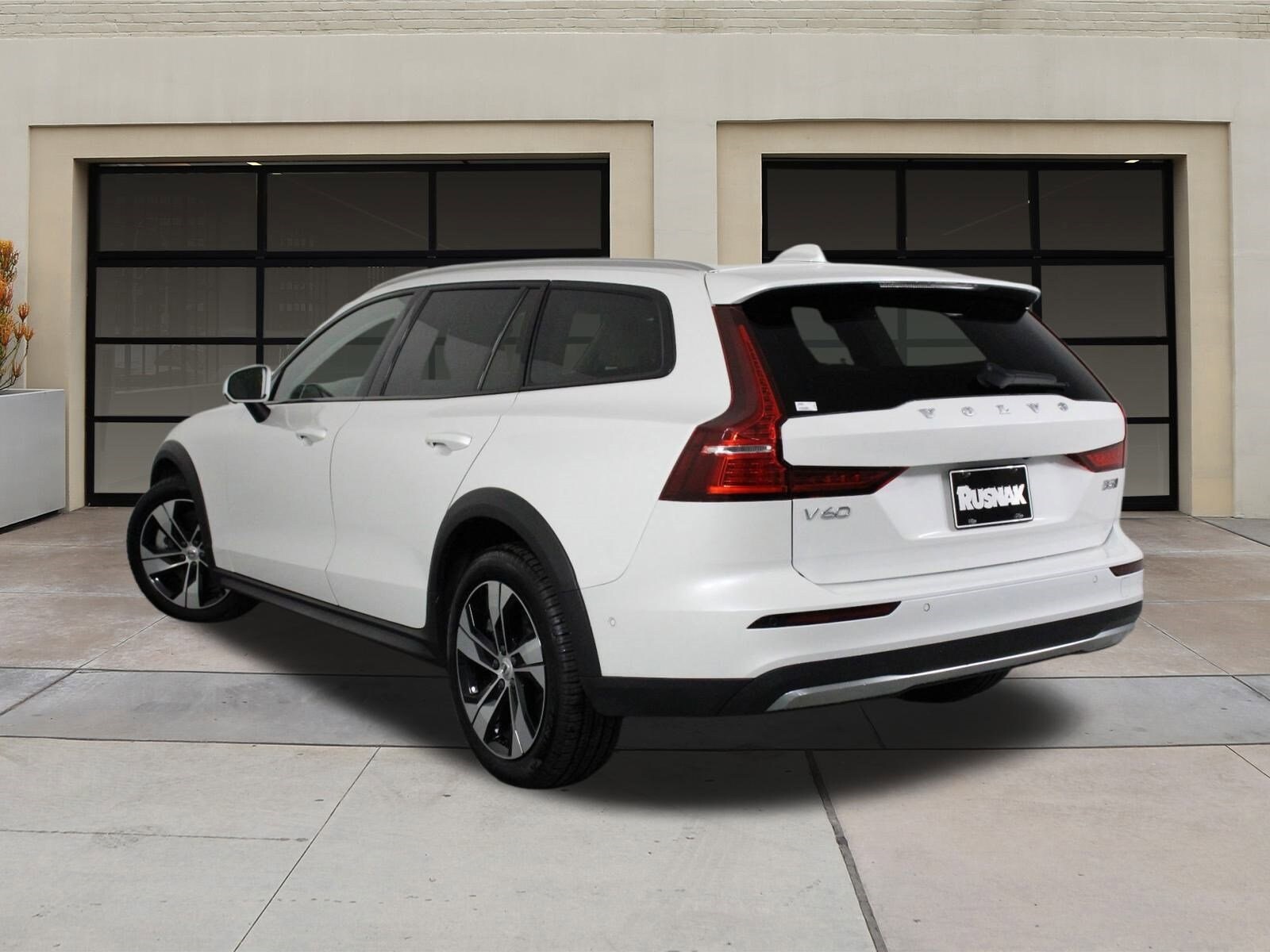 2025 Volvo V60 Cross Country B5 Plus photo 2