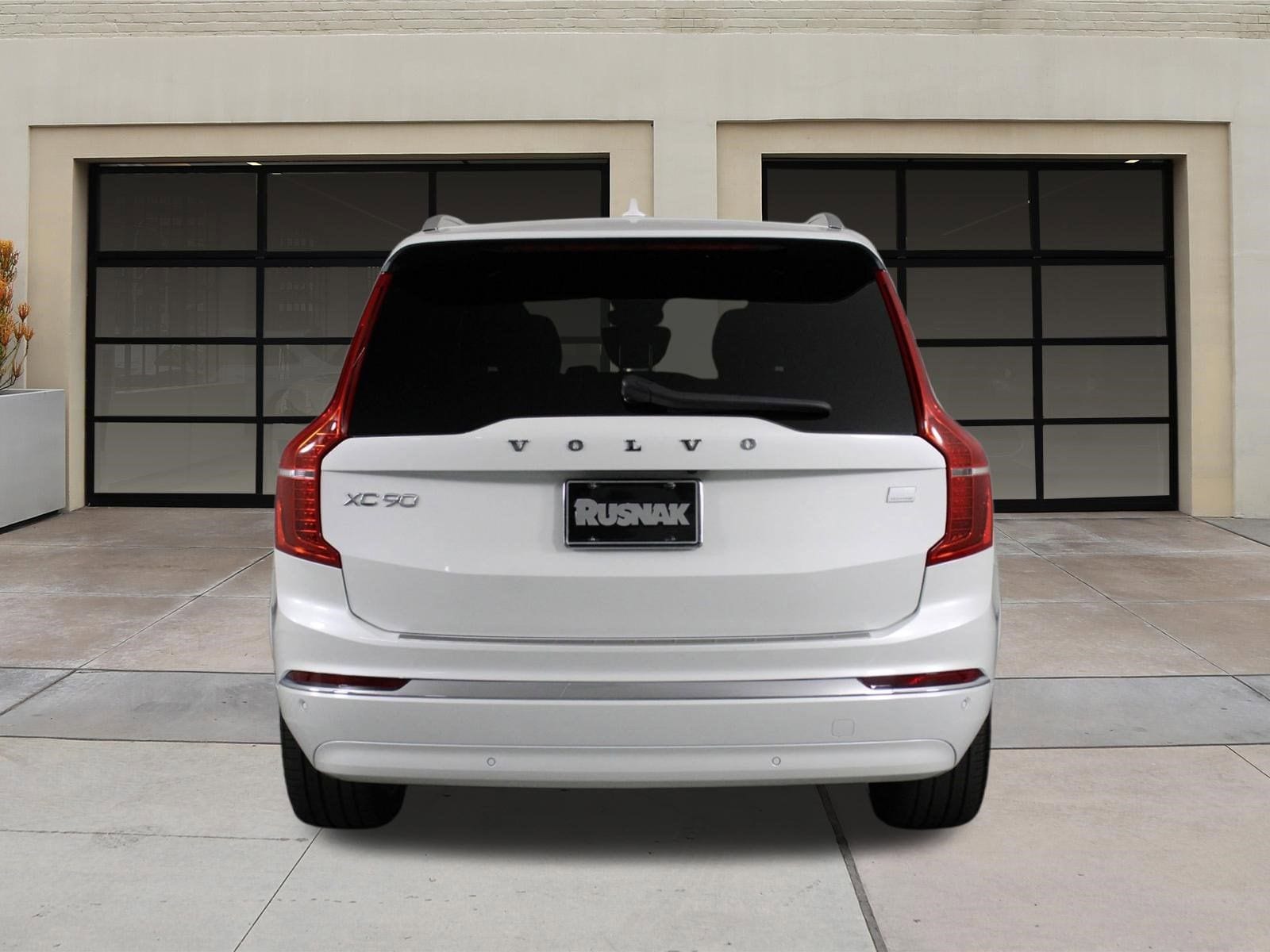 2024 Volvo XC90 plug-in hybrid T8 Plus Bright Theme 7 Passenger photo 4