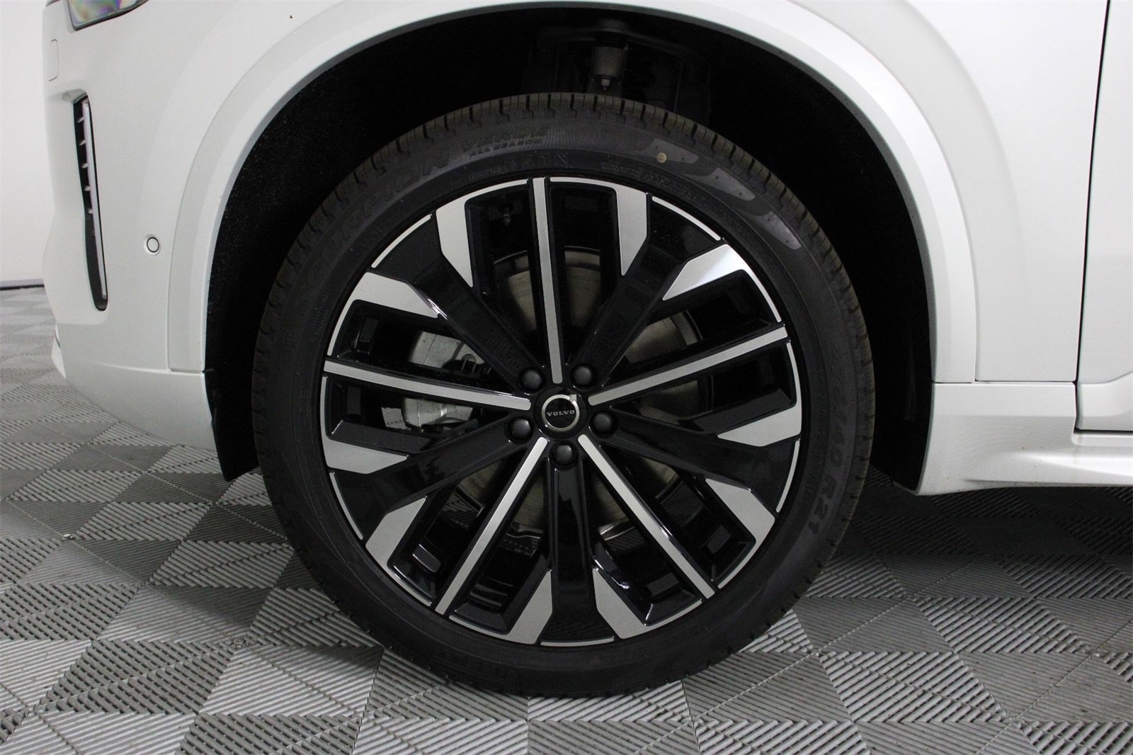 2025 Volvo XC90 Plus - Photo 13