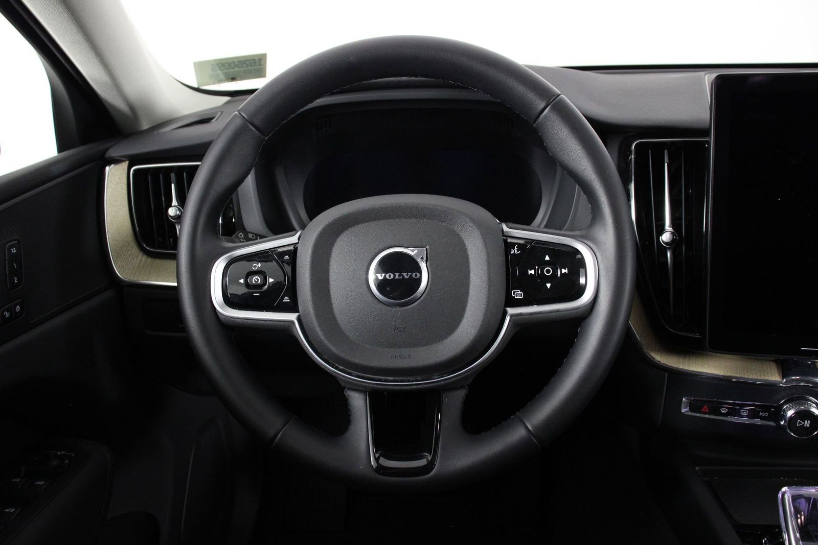 2026 Volvo XC60 B5 Plus photo 3