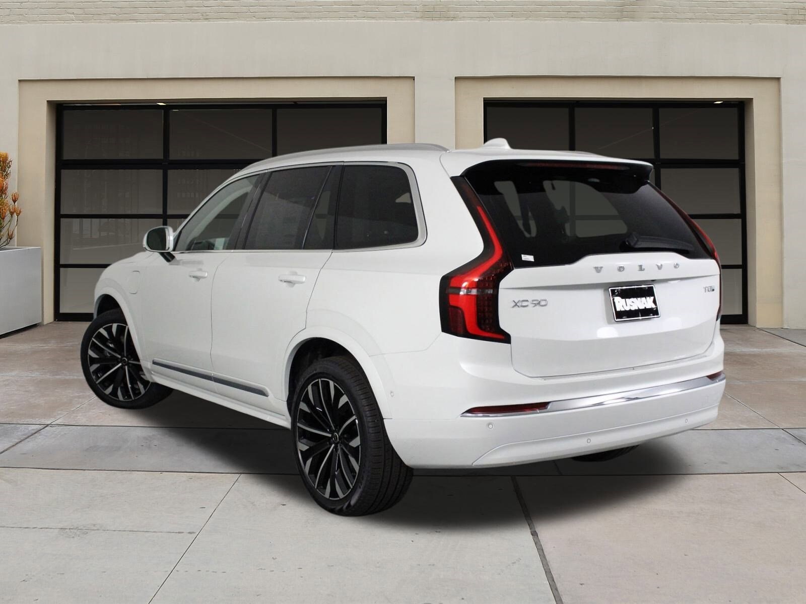 2026 Volvo XC90 T8 photo 2