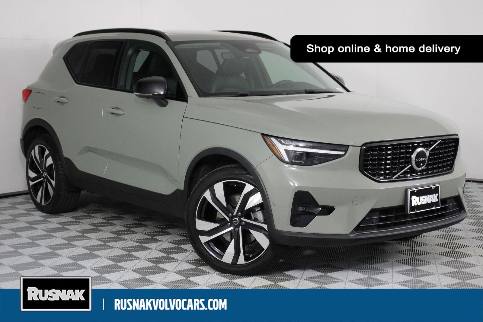 2023 Volvo XC40 B4 Ultimate Dark's photo