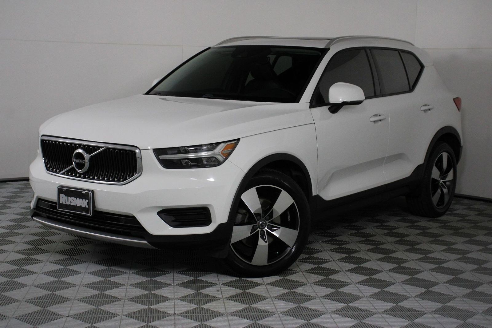 2019 Volvo XC40 Momentum photo 2