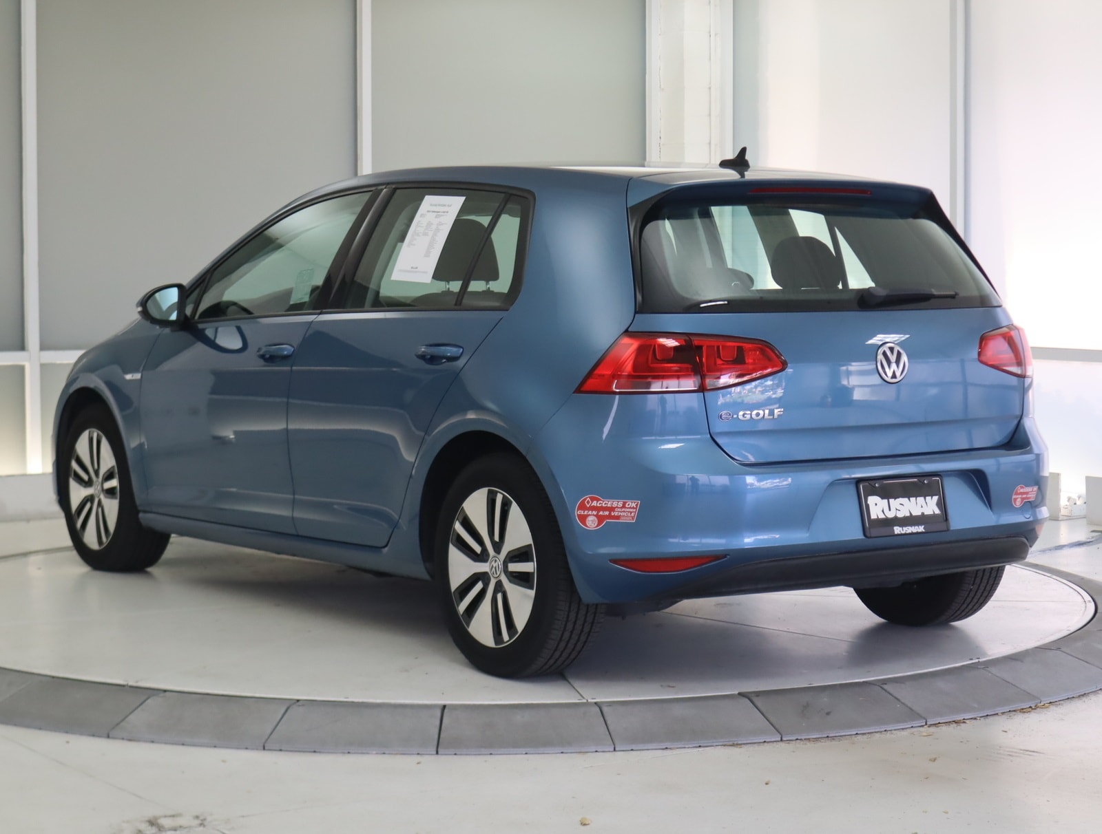 Used 2016 Volkswagen e-Golf e-Golf SE with VIN WVWKP7AU6GW915277 for sale in Thousand Oaks, CA