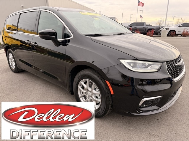 2026 Chrysler Pacifica Select's photo