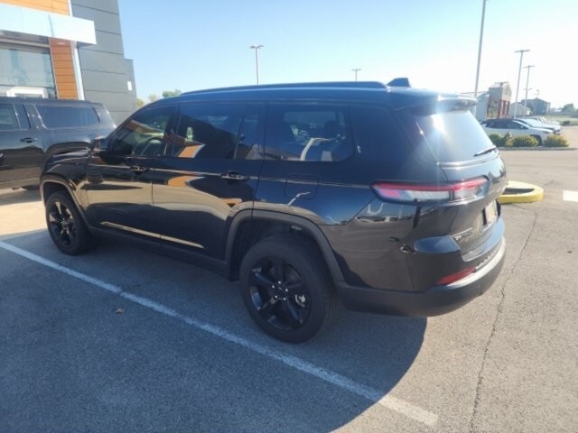 2023 Jeep Grand Cherokee Laredo photo 2