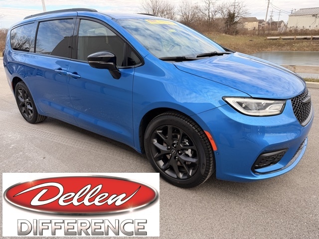 2026 Chrysler Pacifica Select's photo