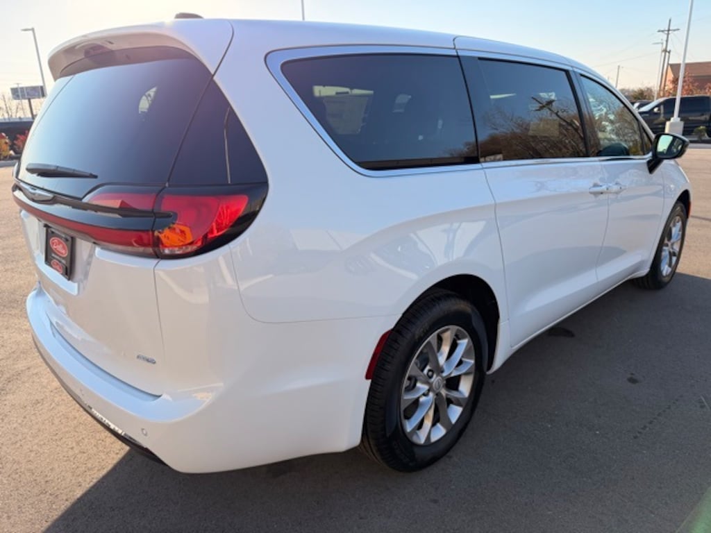New 2026 Chrysler Pacifica SELECT AWD Passenger Van