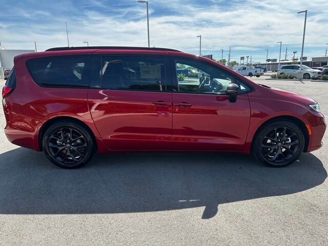 2026 Chrysler Pacifica Limited photo 2