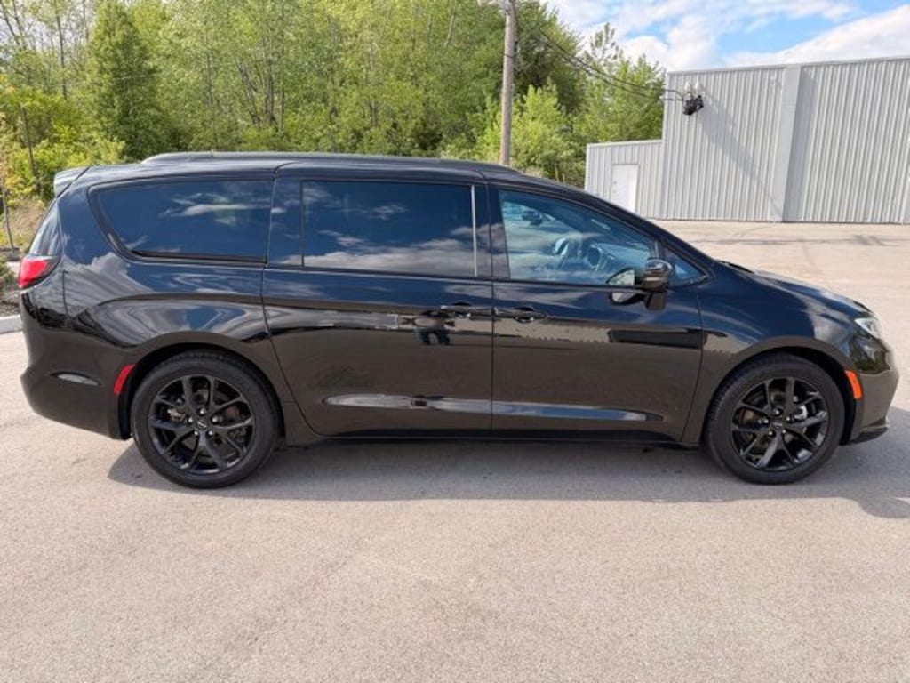 Used 2025 Chrysler Pacifica Limited Van Passenger Van
