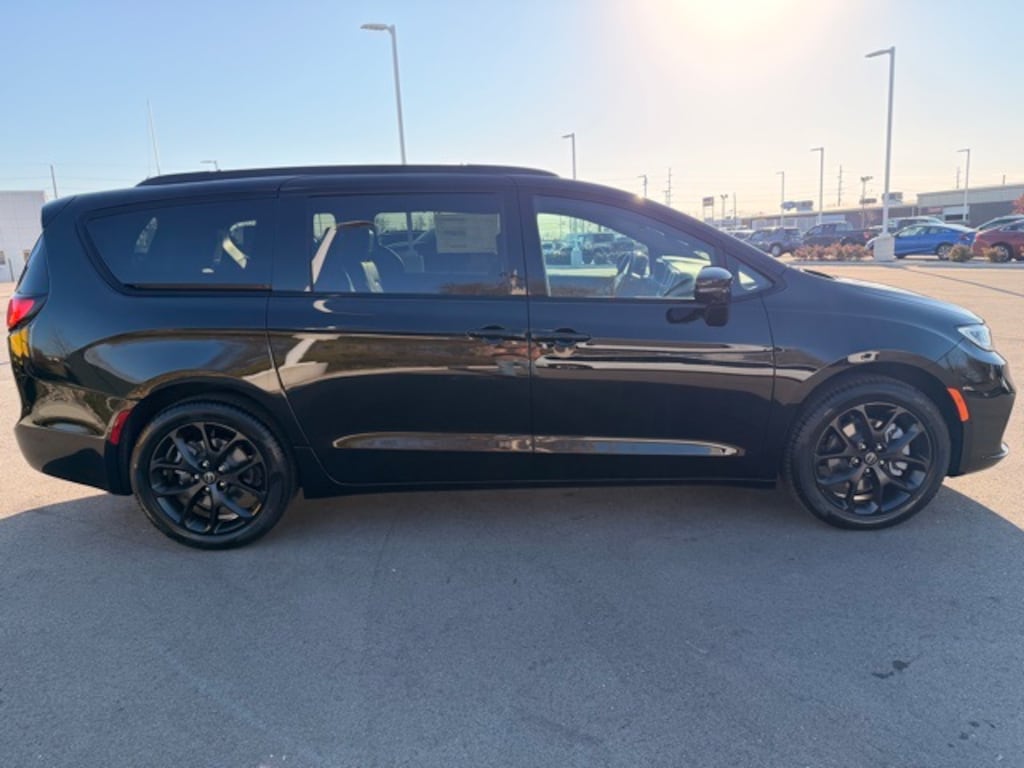 New 2026 Chrysler Pacifica SELECT AWD Passenger Van