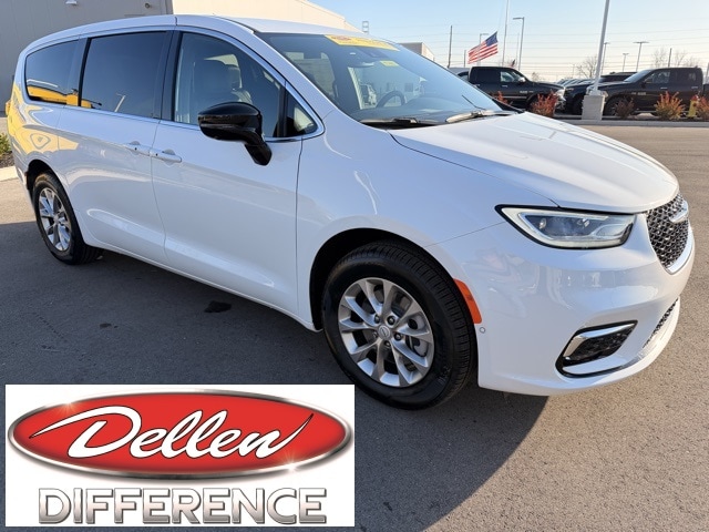 2026 Chrysler Pacifica Select's photo