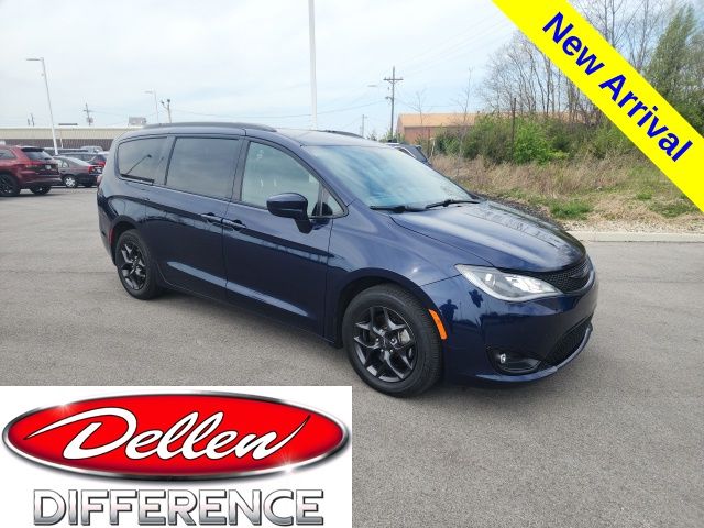 2020 Chrysler Pacifica Touring L's photo
