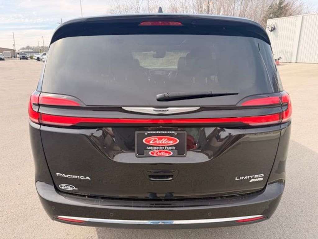 Certified 2022 Chrysler Pacifica Limited Van Passenger Van