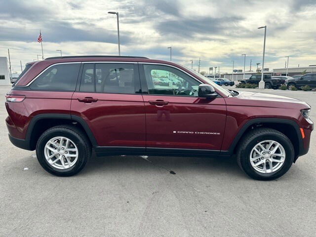 2025 Jeep Grand Cherokee Laredo Altitude photo 2