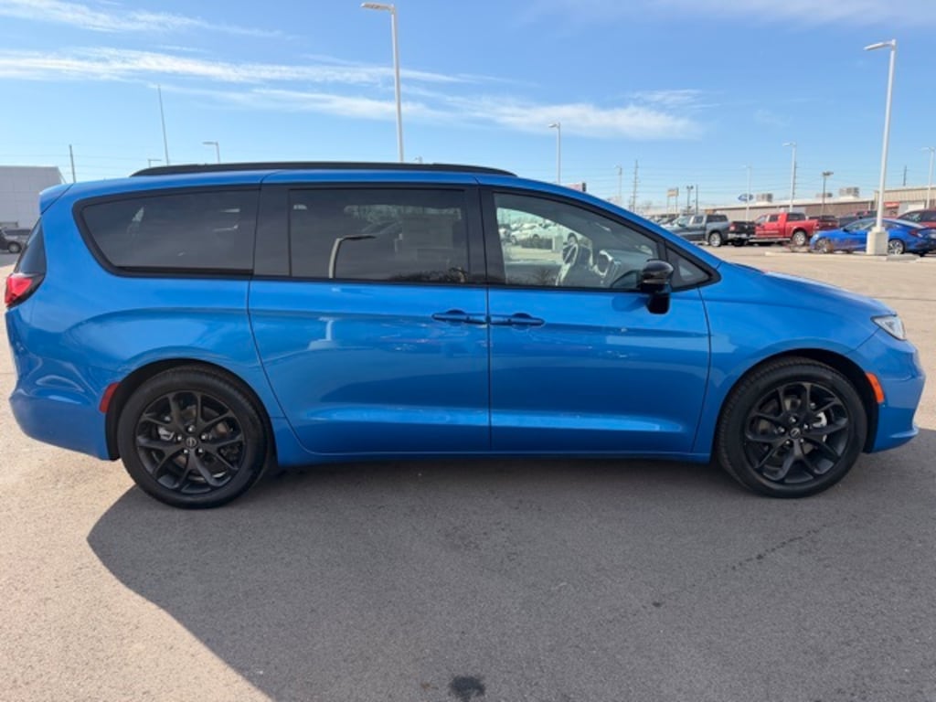 New 2026 Chrysler Pacifica LIMITED Passenger Van
