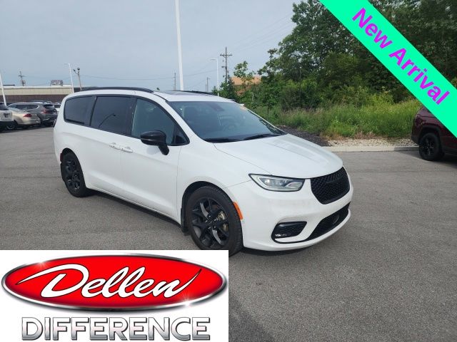 2023 Chrysler Pacifica Limited's photo
