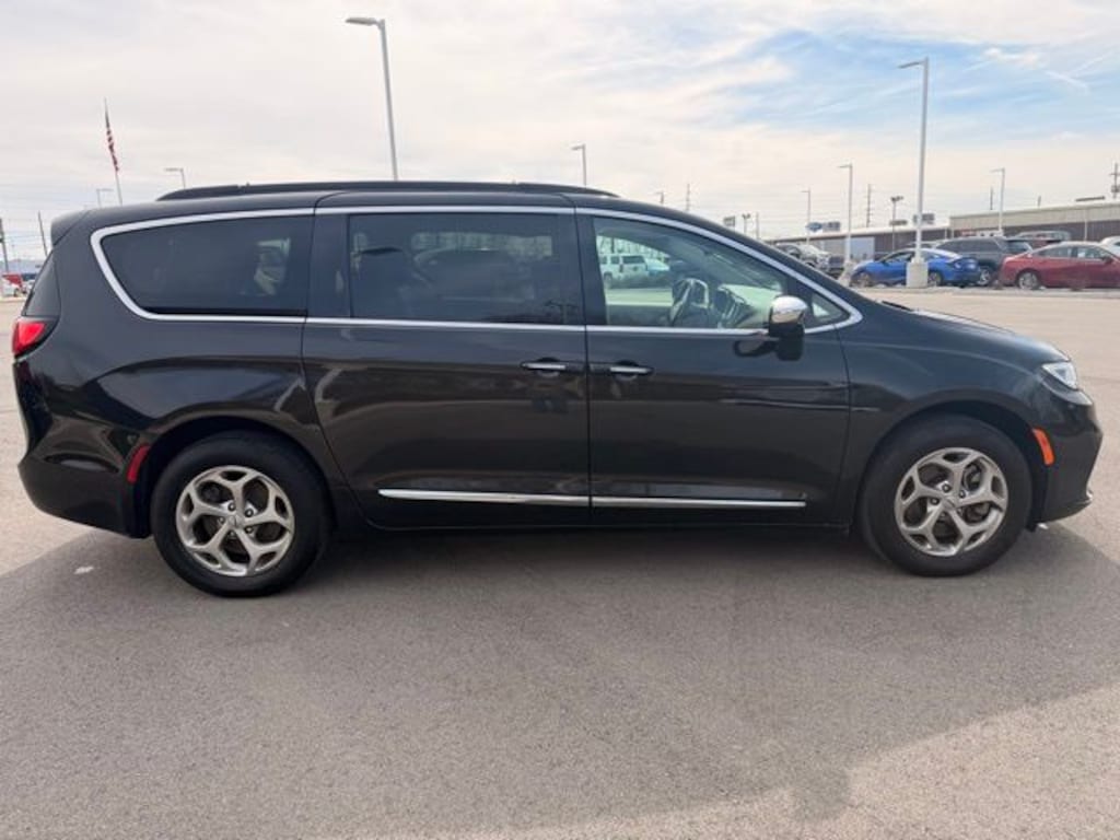 Certified 2022 Chrysler Pacifica Limited Van Passenger Van