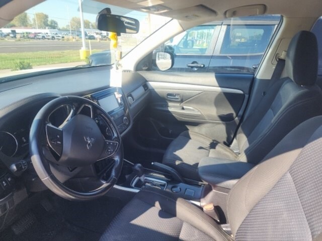 2017 Mitsubishi Outlander ES photo 2