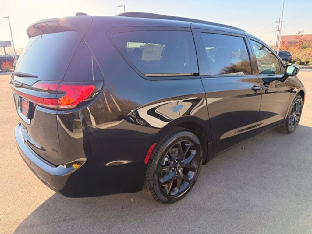 New 2026 Chrysler Pacifica SELECT AWD Passenger Van
