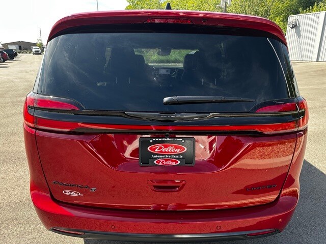 2026 Chrysler Pacifica Limited photo 4