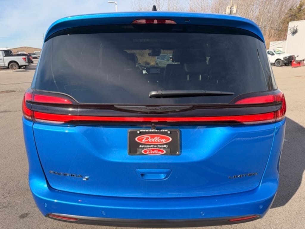 New 2026 Chrysler Pacifica LIMITED Passenger Van