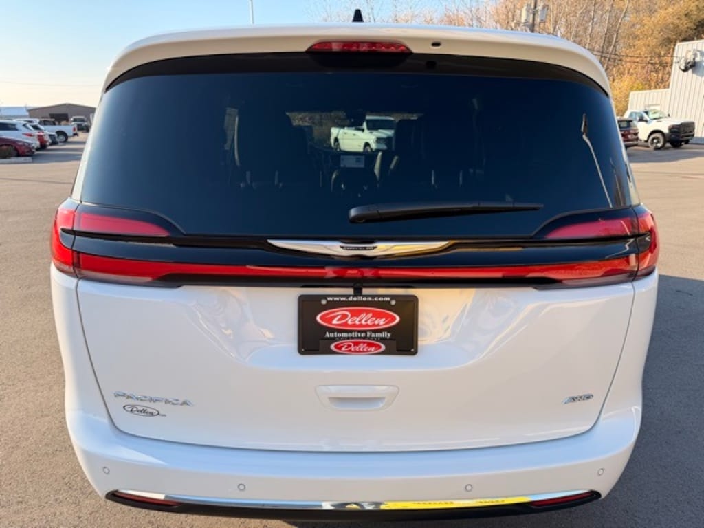 New 2026 Chrysler Pacifica SELECT AWD Passenger Van