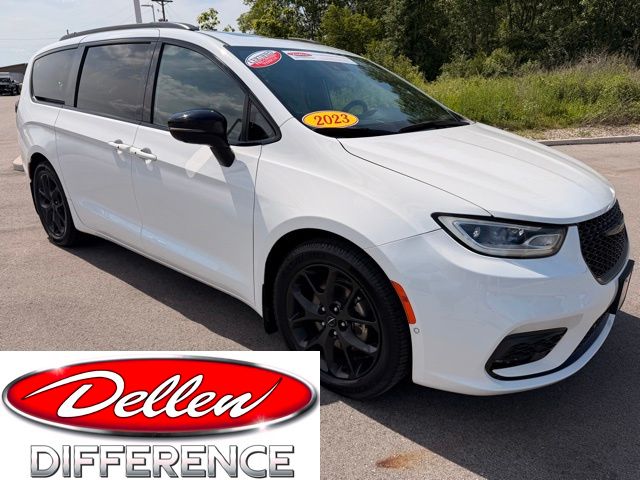 2023 Chrysler Pacifica Limited's photo
